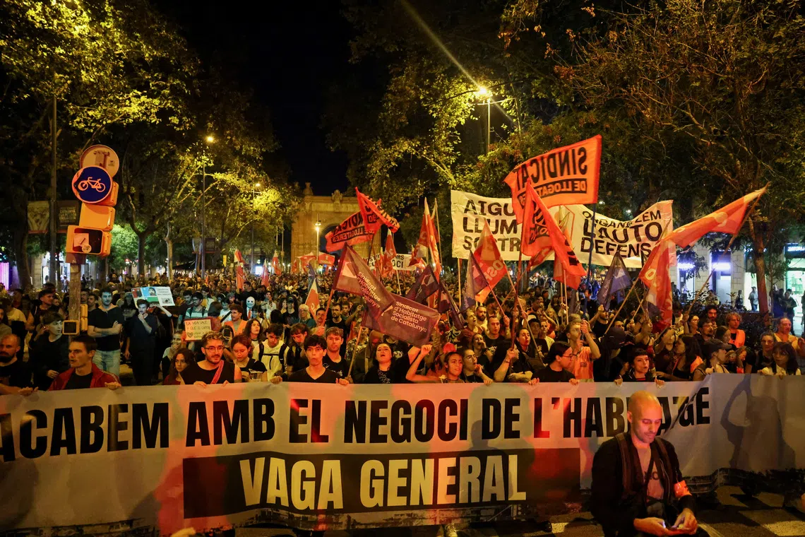 FILE PHOTO: People hold a banner reading \"End profiteering from housing\" and \"General strike\" during a protest demanding political action to alleviate Spain's housing crisis in Barcelona, Spain, October 5, 2026. REUTERS/Nacho Doce/File Photo