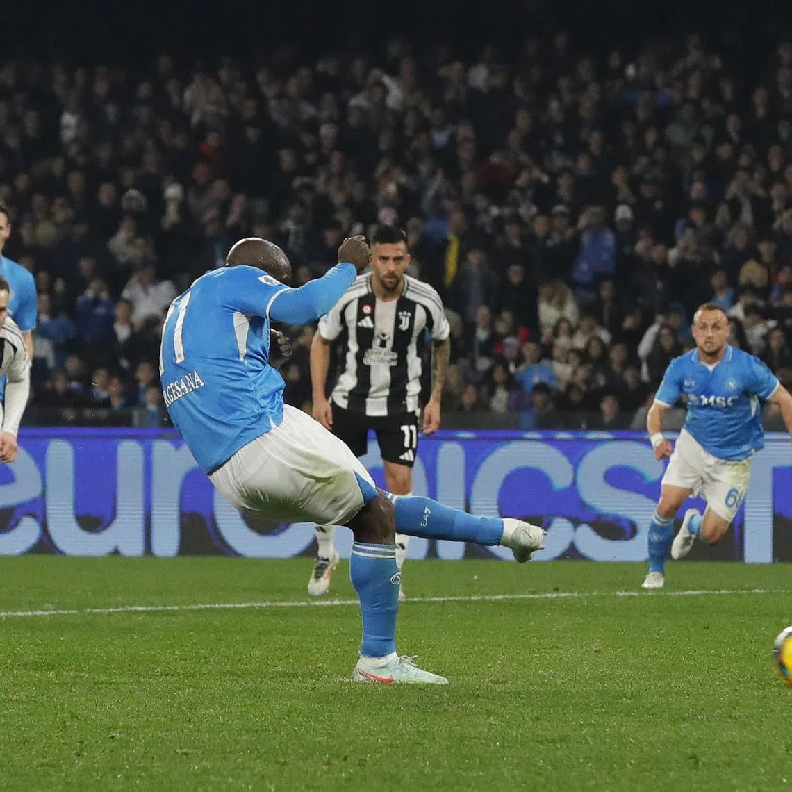 Soccer Football - Serie A - Napoli v Juventus - Stadio Diego Armando Maradona, Naples, Italy - January 25, 2025 Napoli's Romelu Lukaku scores their second goal from the penalty spot REUTERS/Ciro De Luca