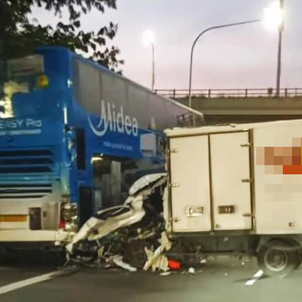 0608 Yy / 根据新加坡公路意外网页发出的脸书视频可以看到，货车相信是在告诉行驶的情况下和一辆双层巴士发生了追尾，货车的头部已经被冲击力完全扭曲。记者抵达现场时，货车已经被交警拖走，但可以看到还在原地的巴士，右尾灯已经遭到严重破坏。警方正在调查这起事故。
