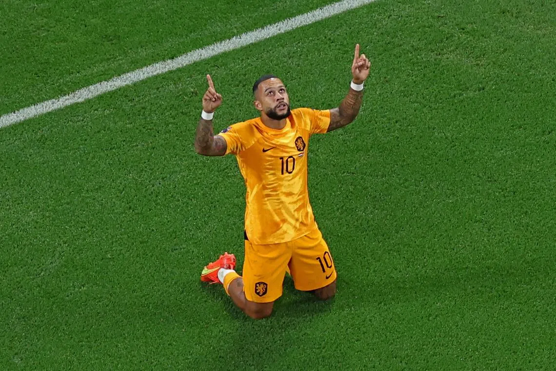 Netherlands' forward #10 Memphis Depay celebrates scoring his team's first goal during the Qatar 2022 World Cup round of 16 football match between the Netherlands and USA at Khalifa International Stadium in Doha on December 3, 2022. (Photo by Giuseppe CACACE / AFP)