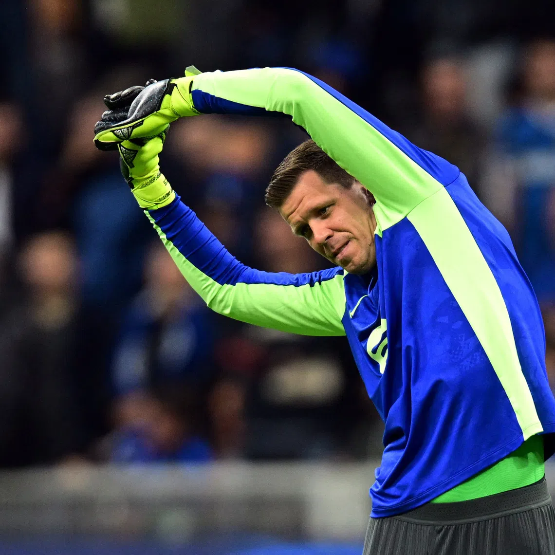 Soccer Football - Champions League - Semi Final - Second Leg - Inter Milan v FC Barcelona - San Siro, Milan, Italy - May 6, 2025 FC Barcelona's Wojciech Szczesny during the warm up before the match REUTERS/Daniele Mascolo