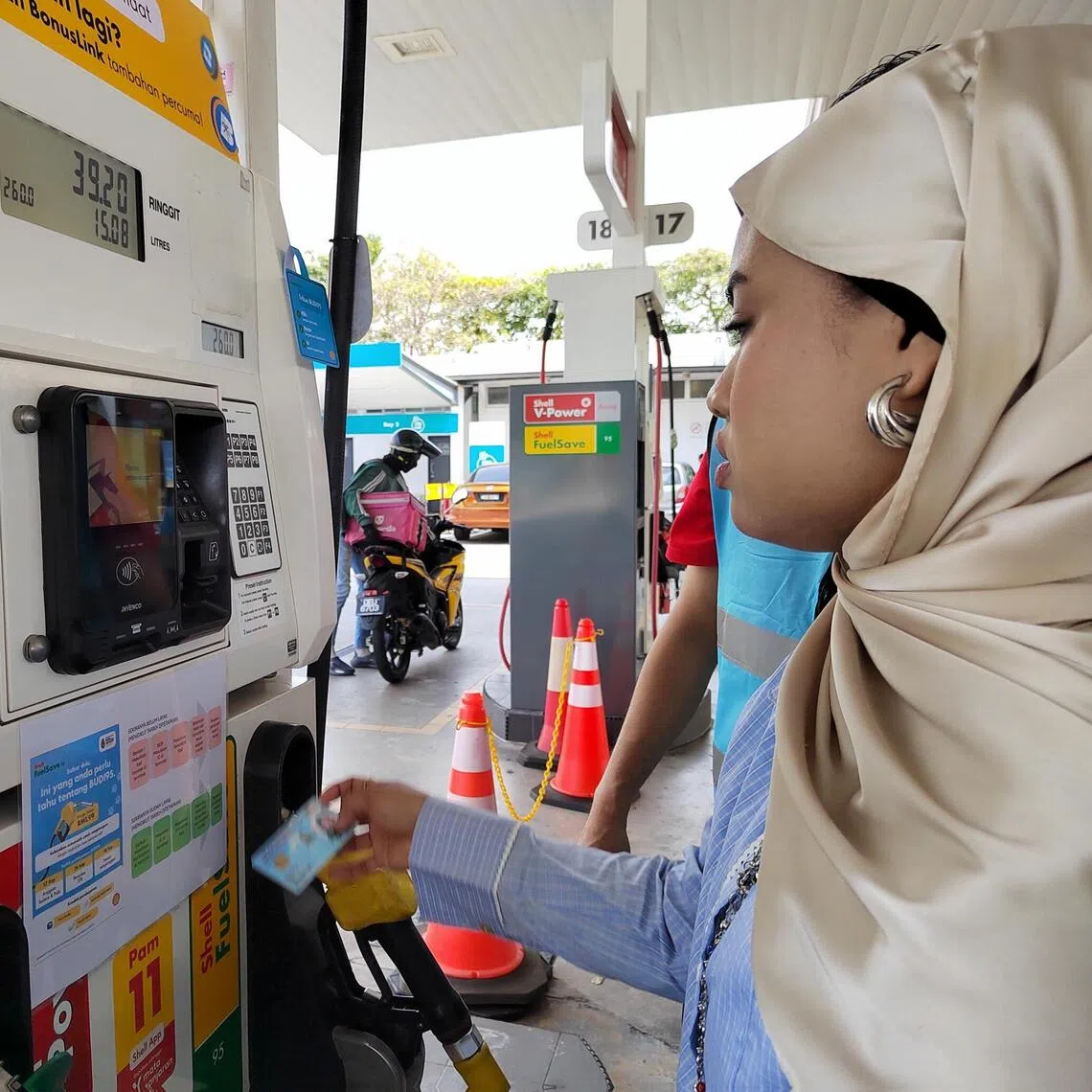 mmronroll - Malaysians began refilling their tanks with subsidised petrol without major hiccups as the nationwide subsidy rolled out on Tuesday.
ST PHOTO: MUZLIZA MUSTAFA