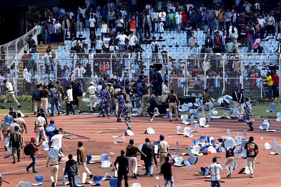 Soccer Football - Argentine soccer star Lionel Messi on a whirlwind tour of India - Vivekananda Yuva Bharati Krirangan, Kolkata, India - December 13, 2025 Police and security clash with fans after Argentine soccer star Lionel Messi left the stadium REUTERS/Sahiba Chawdhary