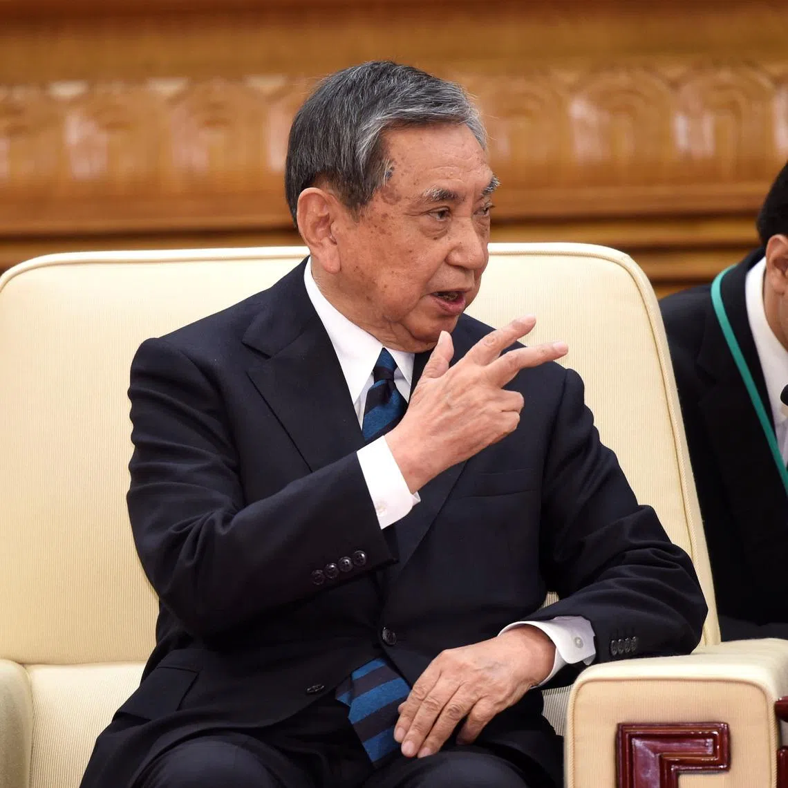 FILE PHOTO: Yohei Kono, head of the Japanese Association for the Promotion of International Trade, speaks with China's Premier Li Keqiang (not pictured), at the Great Hall of People, in Beijing, China April 9, 2018. REUTERS/Parker Song/Pool/File Photo
