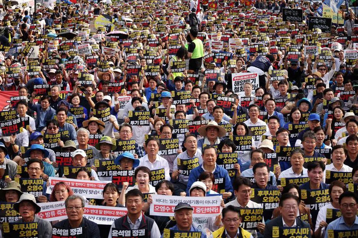 FILE PHOTO: South Korean people chant slogans during a protest against Japan’s discharge of treated water from the wrecked Fukushima nuclear power plant into the Pacific Ocean, in Seoul, South Korea, August 26, 2023. REUTERS/Kim Hong-Ji/File Photo