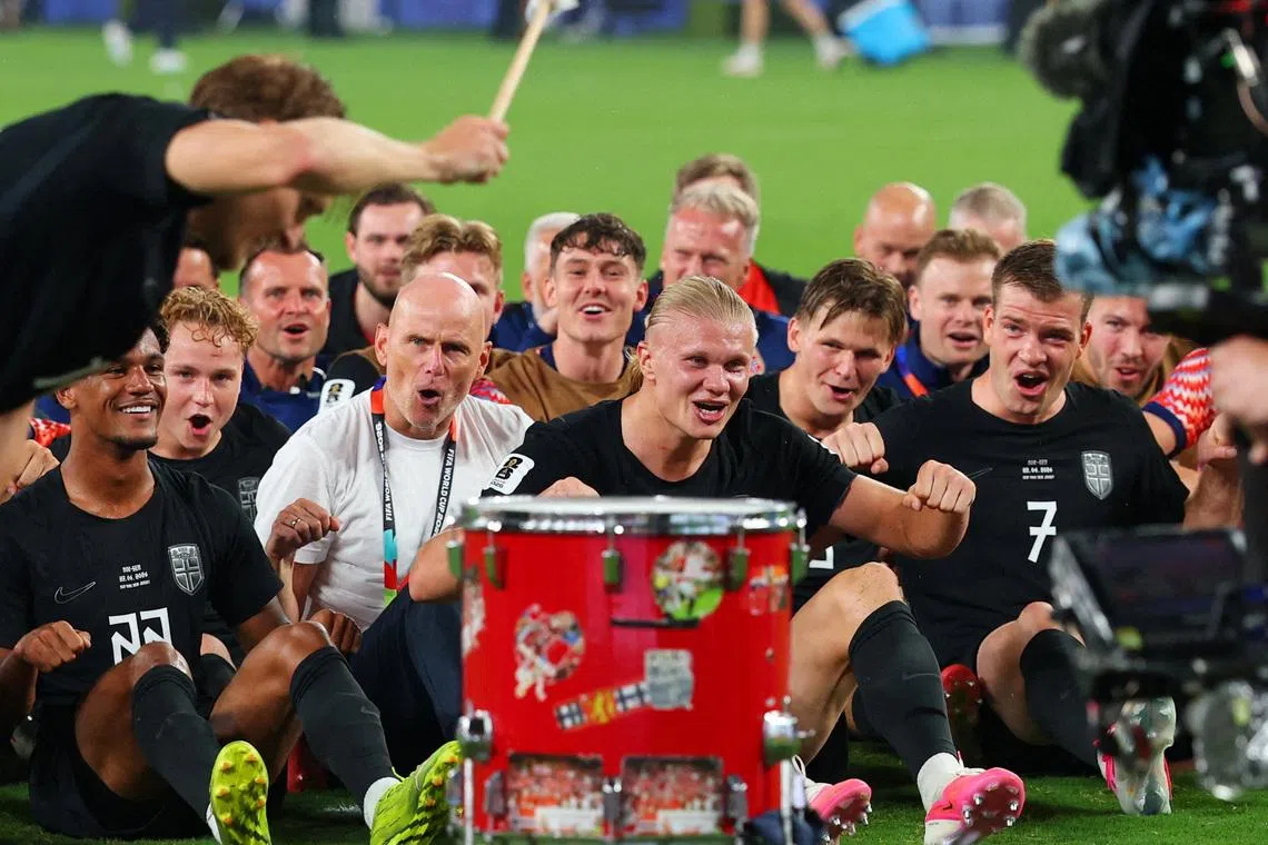 Soccer Football - FIFA World Cup 2026 - Group I - Norway v Senegal - New York/New Jersey Stadium, East Rutherford, New Jersey, U.S. - June 22, 2026 Norway coach Stale Solbakken, Erling Haaland and teammates perform the traditional Viking rowing celebration for their fans after the match REUTERS/Mike Segar
