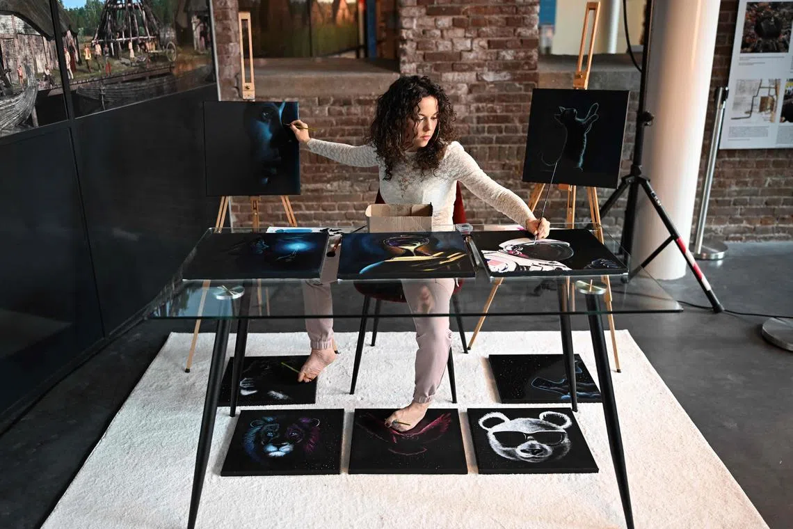 Dutch artist Rajacenna van Dam, paints ten paintings at once with both hands and feet, live in a museum in Vlaardingen.