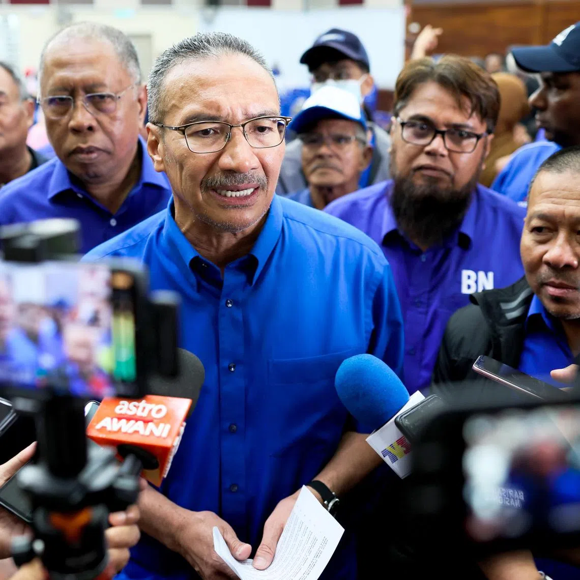 KUANTAN, 10 Nov -- Menteri Kanan Pertahanan Datuk Seri Hishammuddin Tun Hussein yang juga calon Barisan Nasional (BN) bagi Parlimen P.153 Sembrong bercakap pada sidang media ringkas ketika hadir membantu calon-calon BN berkempen hari ini.

Turut kelihatan, calon BN Parlimen P.083 Datuk Seri Ab Hamid Mohd Nazahar (dua, kiri), calon BN DUN N.16 Inderapura, Datuk Seri Shafik Fauzan Sharif dan calon BN DUN N.15 Tanjung Lumpur, Nara@Nikman Nordin (dua, kanan).

--fotoBERNAMA (2022) HAK CIPTA TERPELIHARA