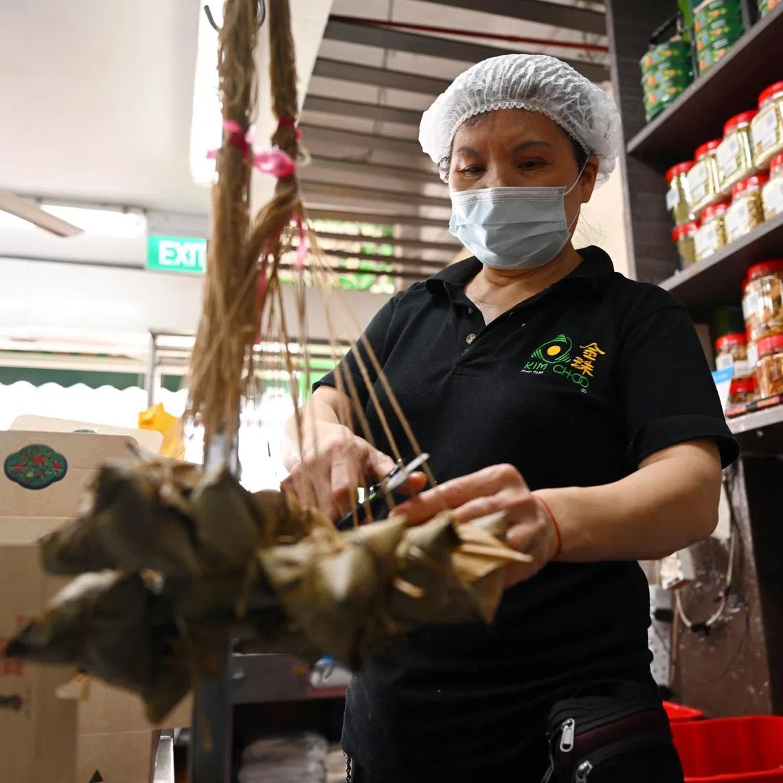 ST20240118_202499894434/Azmi/Wei Xuan//

A staff from Kim Choo Kueh Chang cutting the strings off from the Kueh Chang during the media tour of the Street Corner Heritage Galleries organised by the National Heritage Board on Jan 18. 

ST PHOTO: AZMI ATHNI