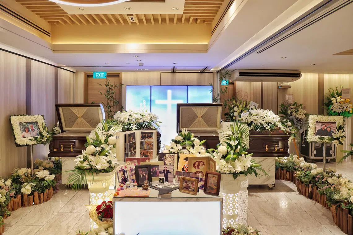 SM20241228-CheeYQ03/ Xu Yingquan/ Pan Jingying/ obit-ang yak meng edmund & ng soo ngoh catharine 72 e 70 (caixão de Singapura)