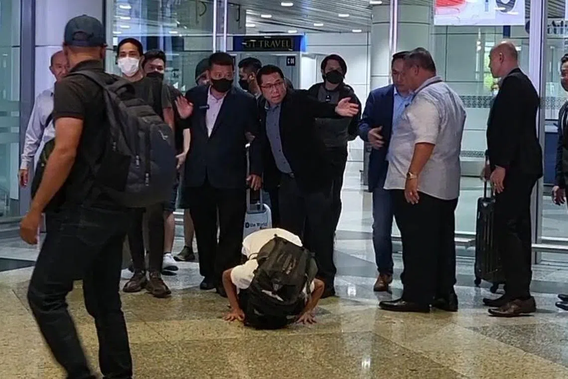 Job scam victim Muhd Farhan Azman, who got a job in Singapore before being forced to work as a scammer in Myanmar, managed to return home to Malaysia. When the 19-year-old arrived at the Kuala Lumpur International Airport arrival hall, he prostated himself on the floor in gratitude.