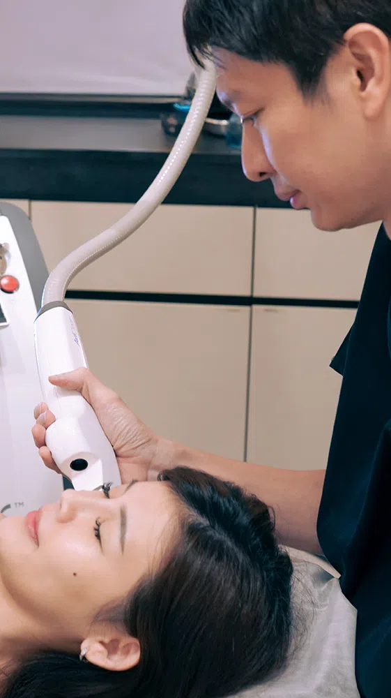 Dr Gerard Ee from Clifford Clinic administering the Aviclear treatment on a female patient 