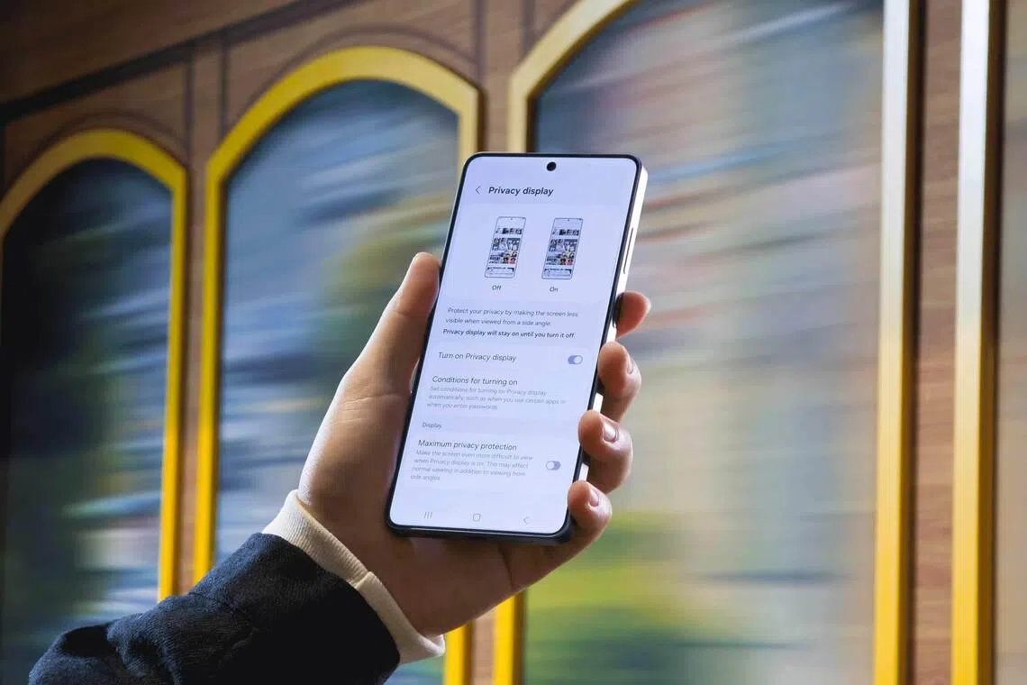 The Galaxy S26’s privacy display automatically masks sensitive details 