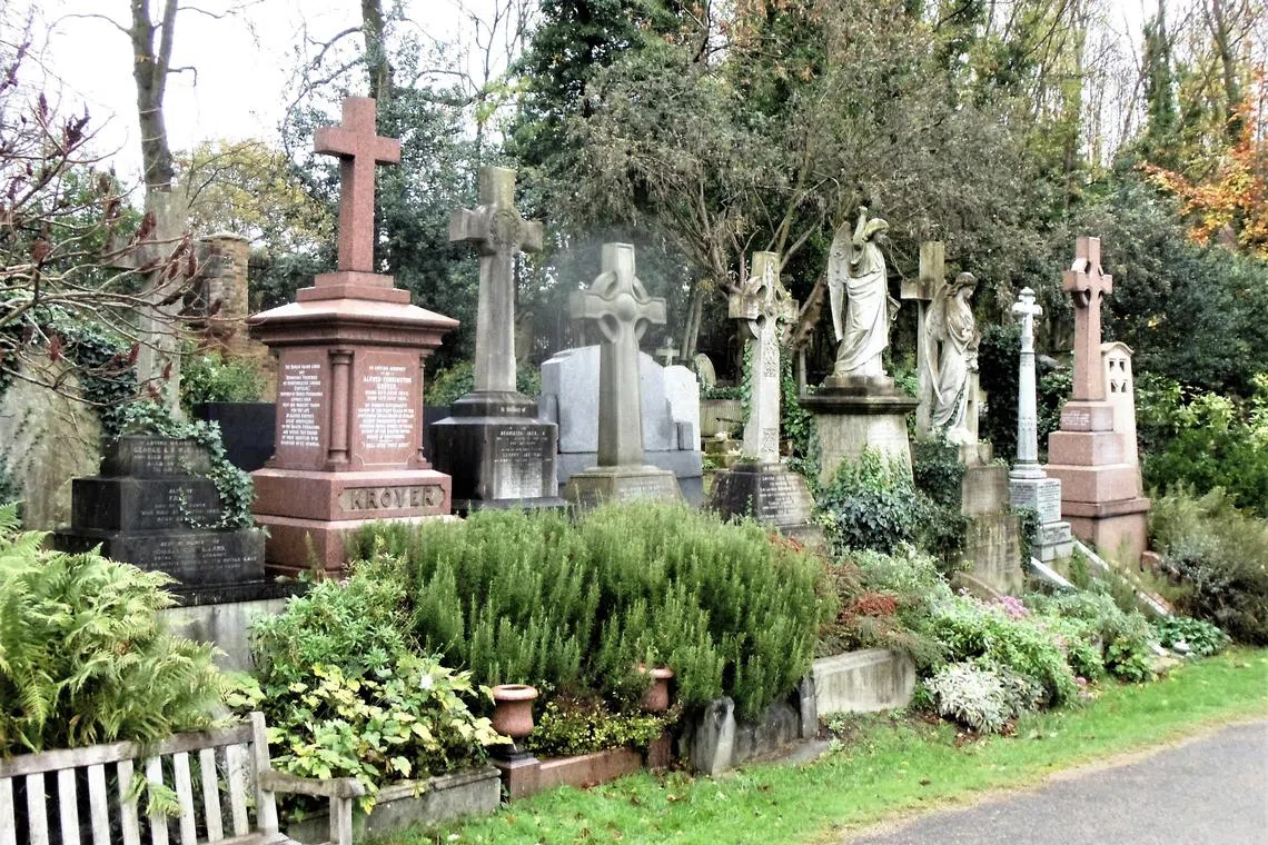 Highgate Cemetery: An avenue of tombs 