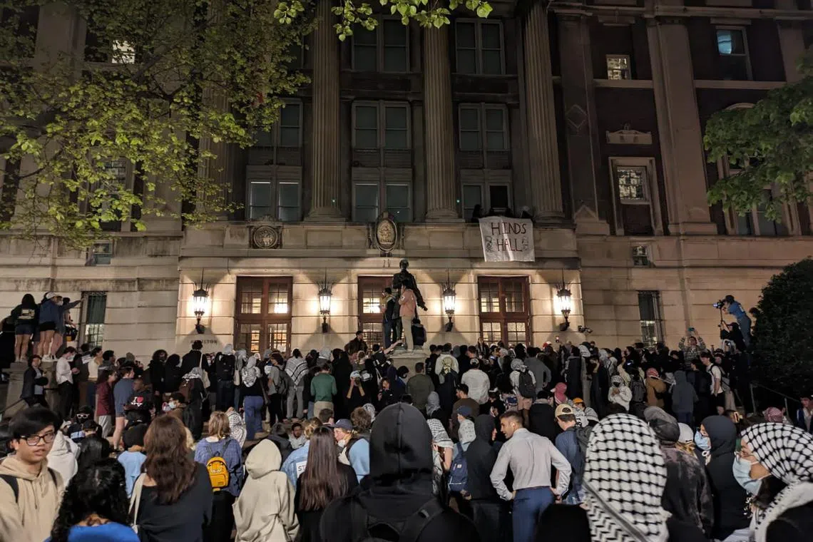 mmprotest01-ol/02 - Student protestors occupy and form a picket line outside Columbia University building Hamilton Hall in the early hours of Tuesday, April 30 2024 

Byline: Malavika Menon