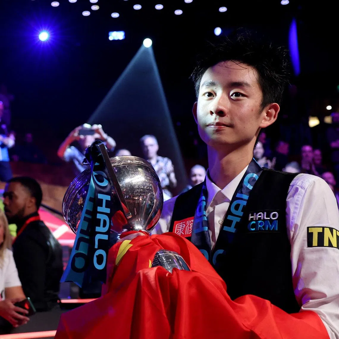 Snooker - World Snooker Championship - The Crucible Theatre, Sheffield, Britain - May 4, 2026 China's Wu Yize celebrates with the trophy after winning his final match against England's Shaun Murphy Action Images via Reuters/Andrew Boyers