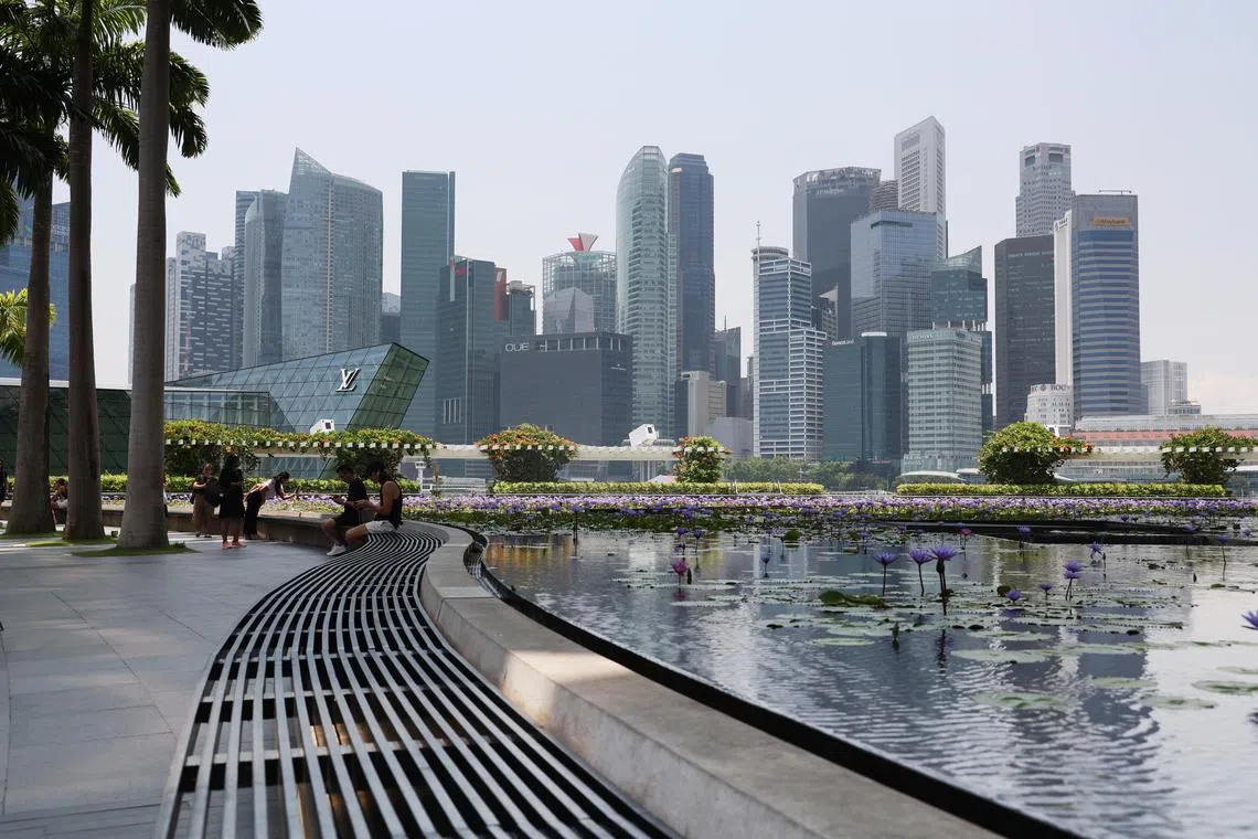 CMG20231016-HengYY01 / 王彦燕 / Generic CBD pic with crowd [MBS] tags: haze, 烟霾,economy, finance, budget, CBD, central business district, Singapore Skyline Generics. Generic view of Singapore Skyline Marina Bay CBD、财政部、加薪