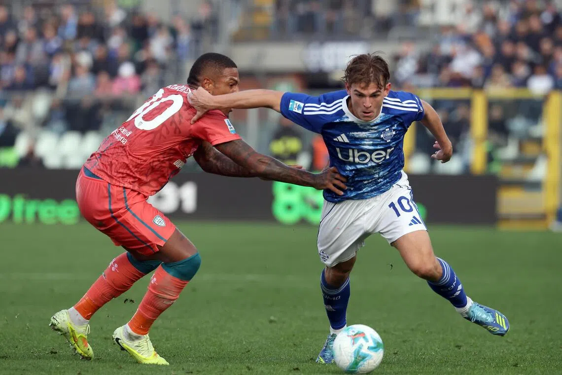 epa12512191 Cagliari's Michael Folorunsho (L) challenges for the ball with Como’s Nico Paz during the Italian serie A soccer match between Como and Cagliari  at Giuseppe Sinigaglia stadium in Como, Italy, 08 November 2025.  EPA/MATTEO BAZZI