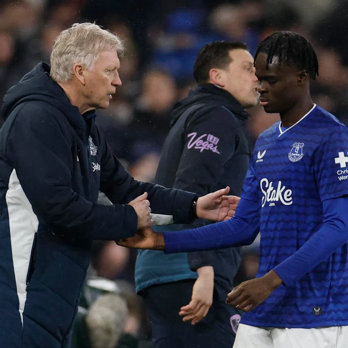 Soccer Football - Premier League - Everton v AFC Bournemouth - Hill Dickinson Stadium, Liverpool, Britain - February 10, 2026 Everton's manager David Moyes with Tyrique George after he is substituted off for Harrison Armstrong Action Images via Reuters/Jason Cairnduff