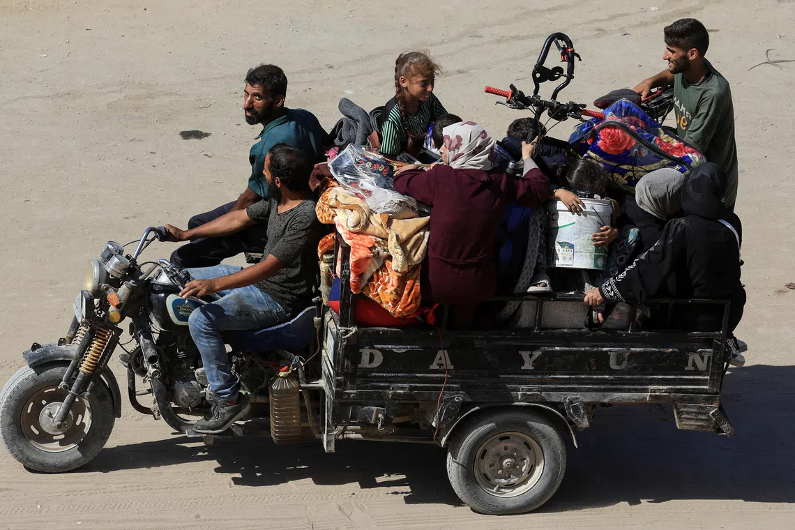 Displaced Palestinians fleeing northern Gaza due to an Israeli military operation, travel with belongings as they move southward, after Israeli forces ordered residents of Gaza City to evacuate to the south, in the central Gaza Strip October 2, 2025. REUTERS/Dawoud Abu Alkas