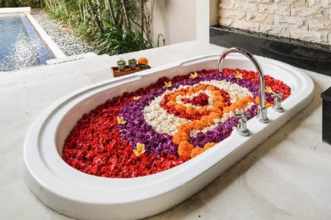 Best hotels in Bali: Alaya Dedaun Kuta flower bath