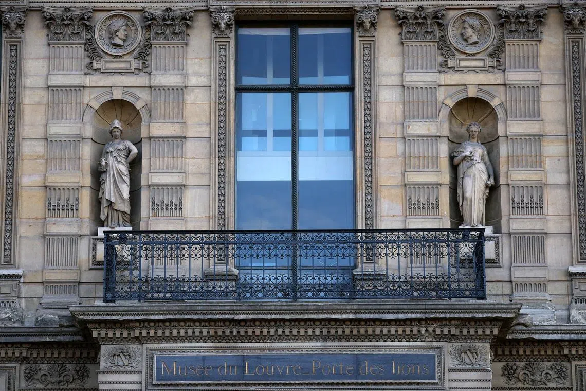 وطن نيوز – معرض دينون في متحف اللوفر تضرر بسبب تسرب المياه، ولم تتأثر الموناليزا