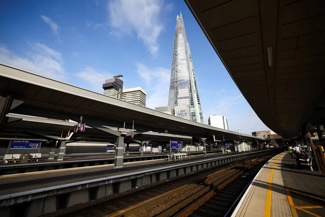 A general view of platforms of the London Bridge station, Britain July 27, 2022. REUTERS/Lisi Niesner/File Photo