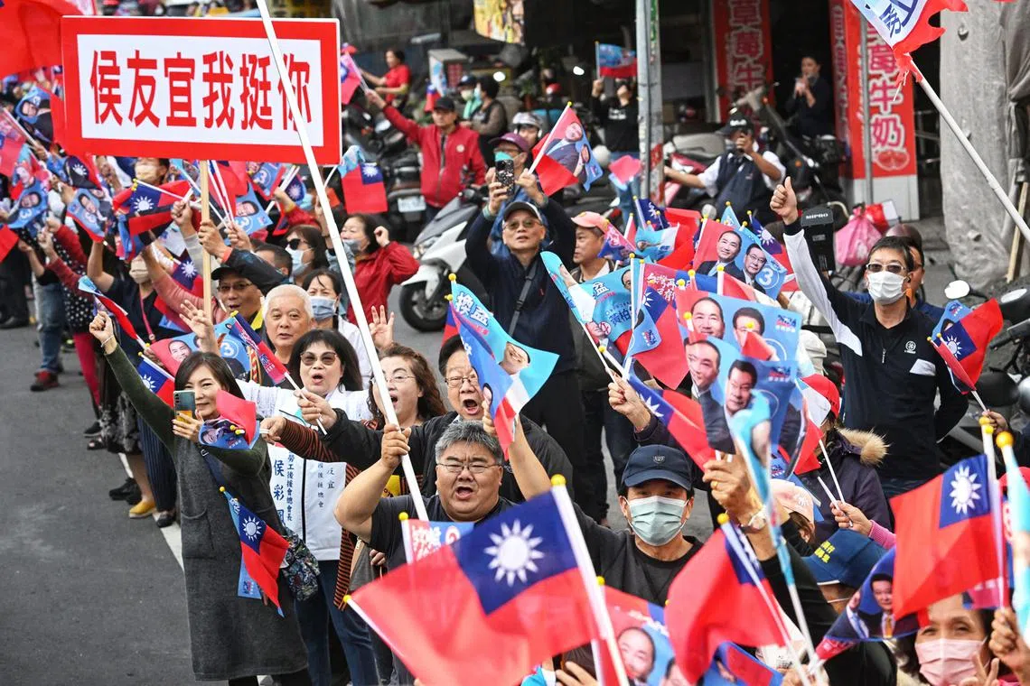 Supporters greeting Hou Yu-ih, KMT presidential candidate, in Kaohsiung on Jan 10, 2024. 