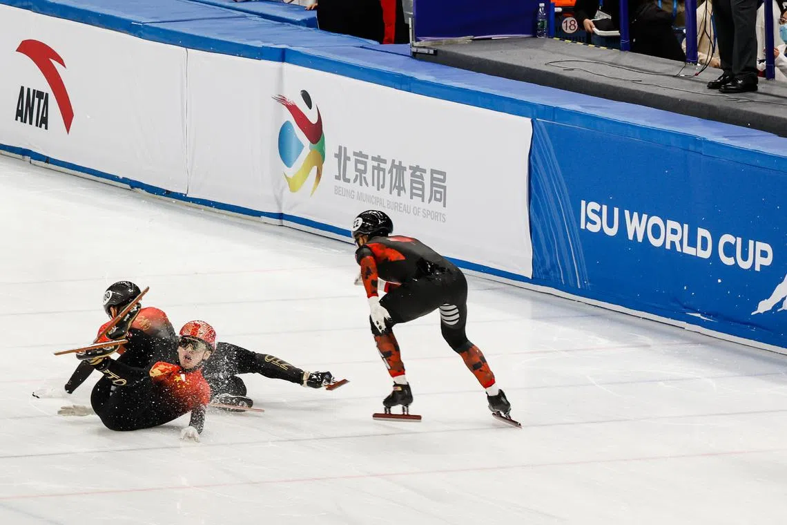Lin Xiaojun and Liu Shaoang colliding during the World Cup men's 500m final.