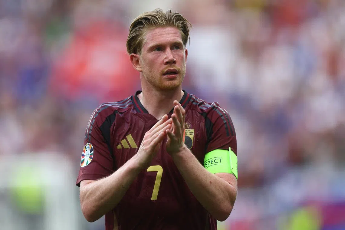 FILE PHOTO: Soccer Football - Euro 2024 - Group E - Belgium v Slovakia - Frankfurt Arena, Frankfurt, Germany - June 17, 2024 Belgium's Kevin De Bruyne applauds fans after the match REUTERS/Lee Smith/File Photo