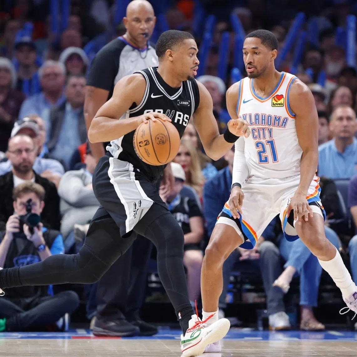 San Antonio Spurs guard De'Aaron Fox (left) driving to the basket during the second half at Paycom Center on Dec 25.