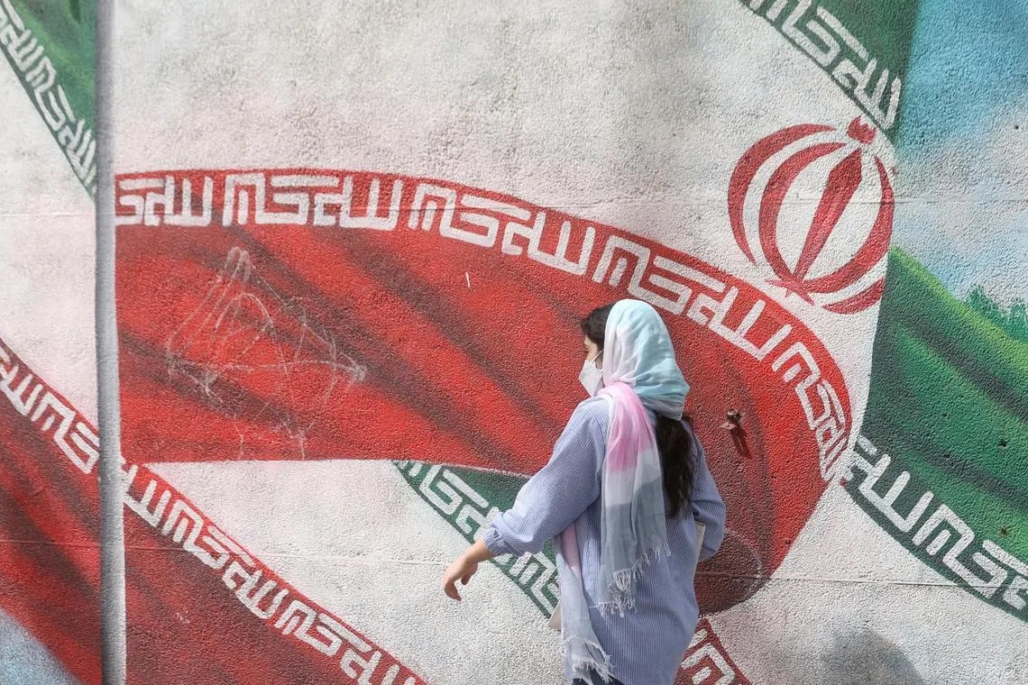 FILE PHOTO: An Iranian woman walks in a street in Tehran, Iran, April 9, 2023. Majid Asgaripour/WANA (West Asia News Agency) via REUTERS ATTENTION EDITORS - THIS IMAGE HAS BEEN SUPPLIED BY A THIRD PARTY.   ATTENTION EDITORS - THIS PICTURE WAS PROVIDED BY A THIRD PARTY//File Photo