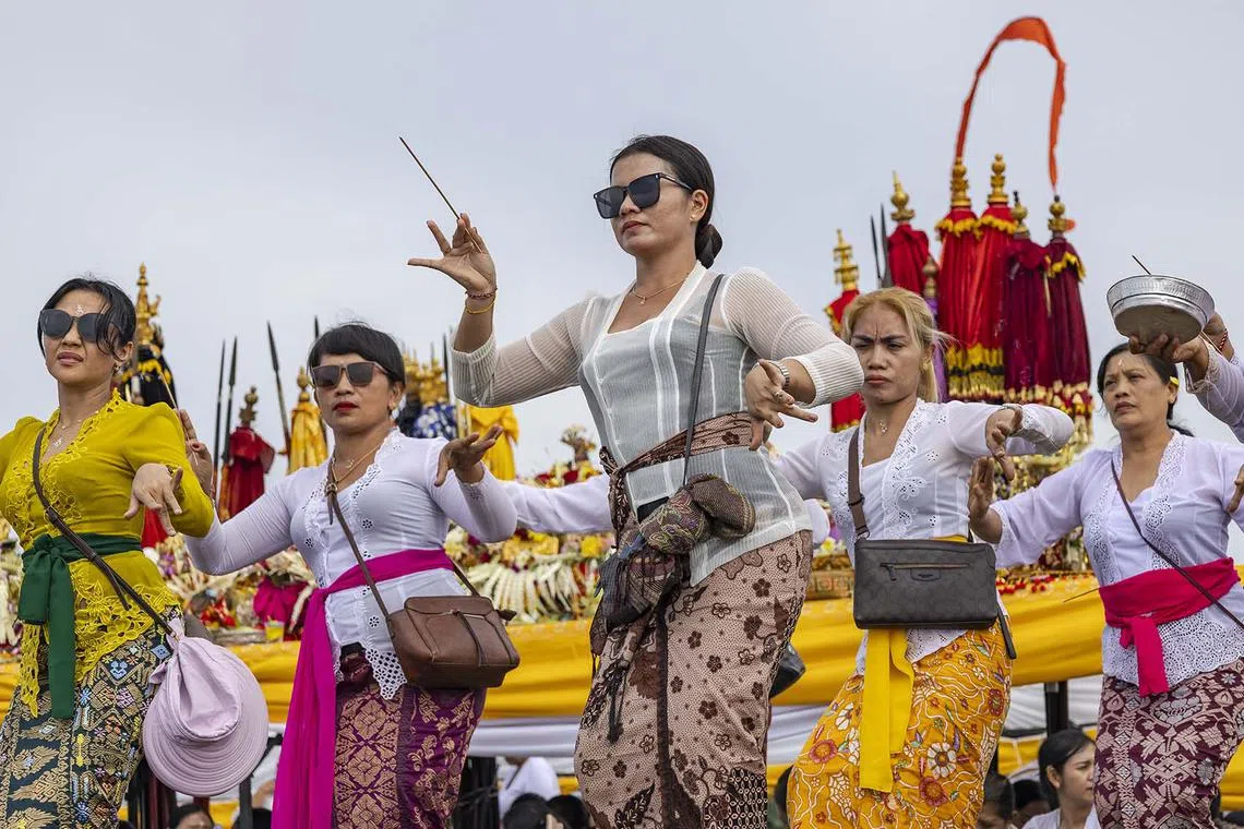 epa11986579 Balinese Hindu people take part in a cleansing ceremony called 'Melasti', in Denpasar, Bali, Indonesia, 25 March 2025. Melasti is a purification ritual where Balinese Hindus cleanse themselves and their sacred objects in the ocean to purify and renew spiritually, symbolizing the washing away of impurities and starting anew. It typically precedes Nyepi, the Day of Silence, marking the Balinese New Year. Balinese will celebrate Nyepi Day on 29 March 2025, during which Hindus on the island of Bali are not allowed to travel, work, light lamps, cook, or do any other activities. EPA-EFE/MADE NAGI