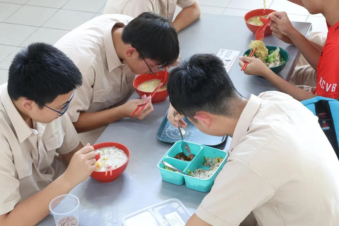 Meals provided by airline caterer SATS for Hwa Chong Institution students drew criticism after images of bento sets were posted online on Jan 3.