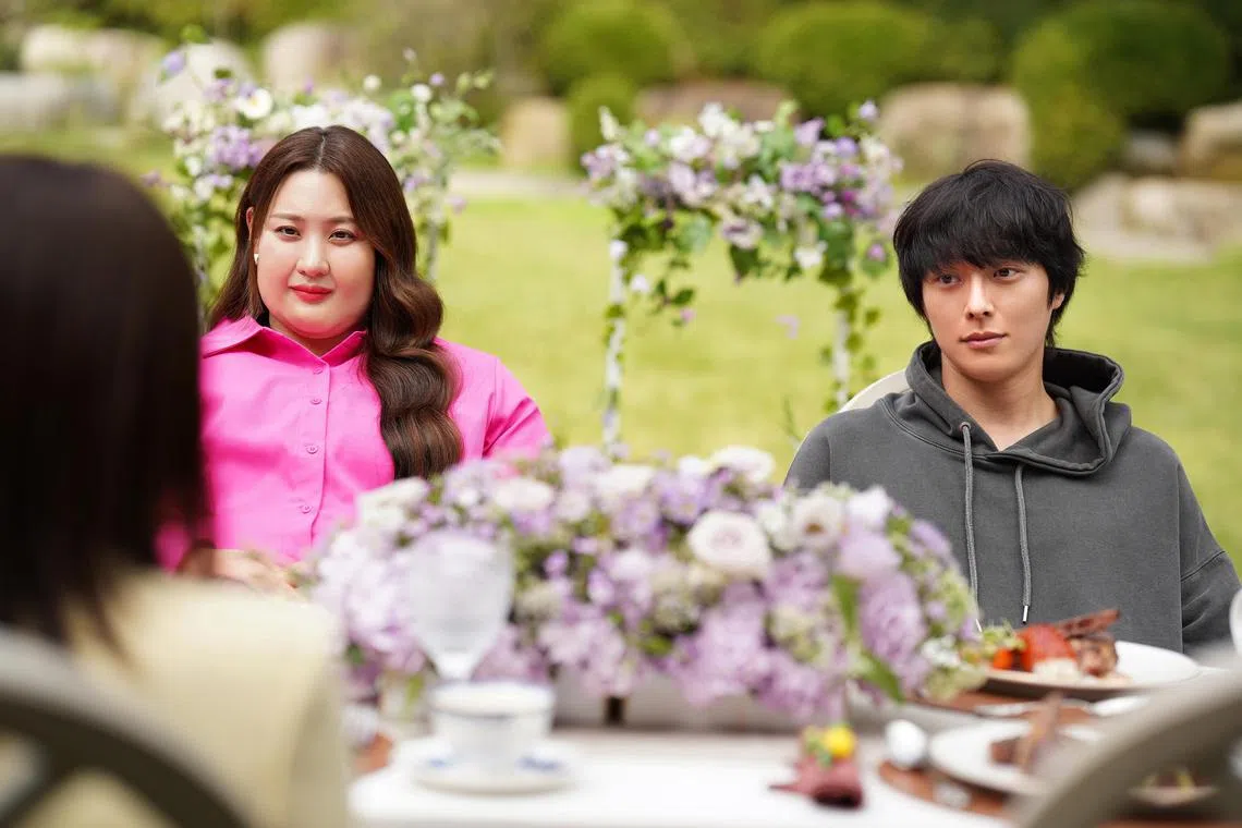 Claudia Kim (left) and Jang Ki-yong (right) in The Atypical Family.