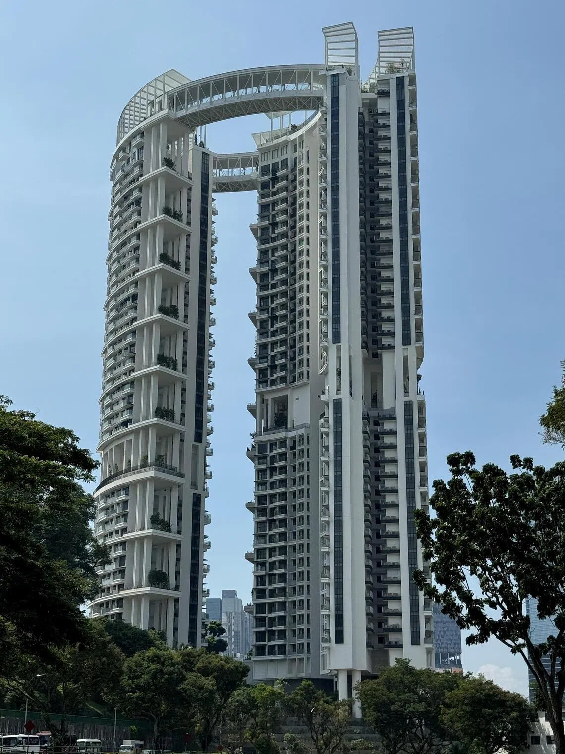 One Pearl Bank replaces the historic Pearl Bank Apartments, and pays homage to iconic horseshoe shaped design of the original structure.