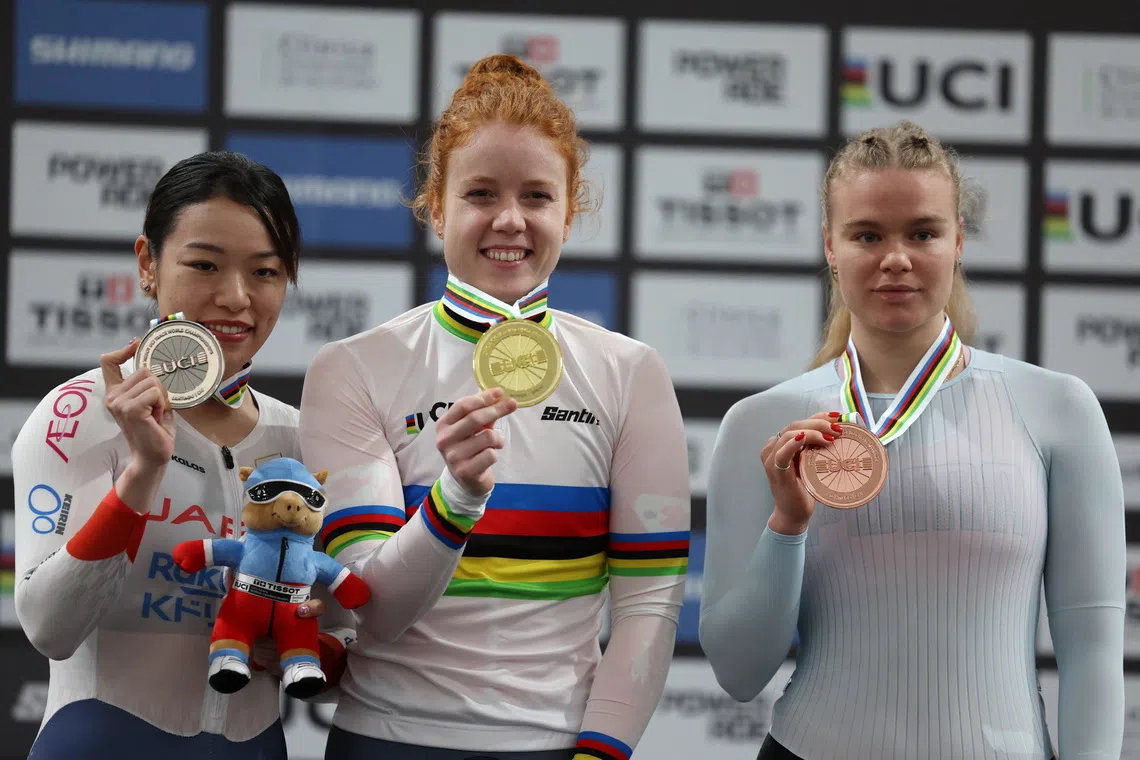 Cycling - UCI Track World Championships - Penalolen Velodrome, Santiago, Chile - October 24, 2025 Gold Medallist Netherlands' Hetty van de Wouw celebrates winning the women's sprint final alongside Silver medallist Japan's Mina Sato and Bronze medallist Individual Neutral Athlete's Iana Burlakova REUTERS/Pilar Olivares