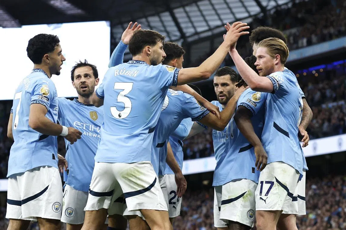 Manchester City's Kevin De Bruyne celebrates scoring their first goal with teammates.