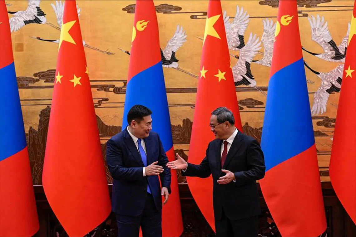 China's Premier Li Qiang and Mongolia's Prime Minister Luvsannamsrain Oyun-Erdene attend a signing ceremony at the Great Hall of the People in Beijing, China June 28, 2023. Jade Gao/Pool via REUTERS/File Photo