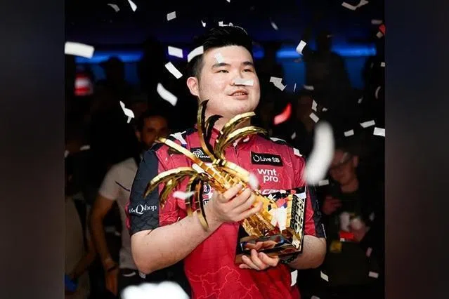 Singapore pool pro Aloysius Yapp lifts the Florida Open trophy for one of his 10 titles in 2025.