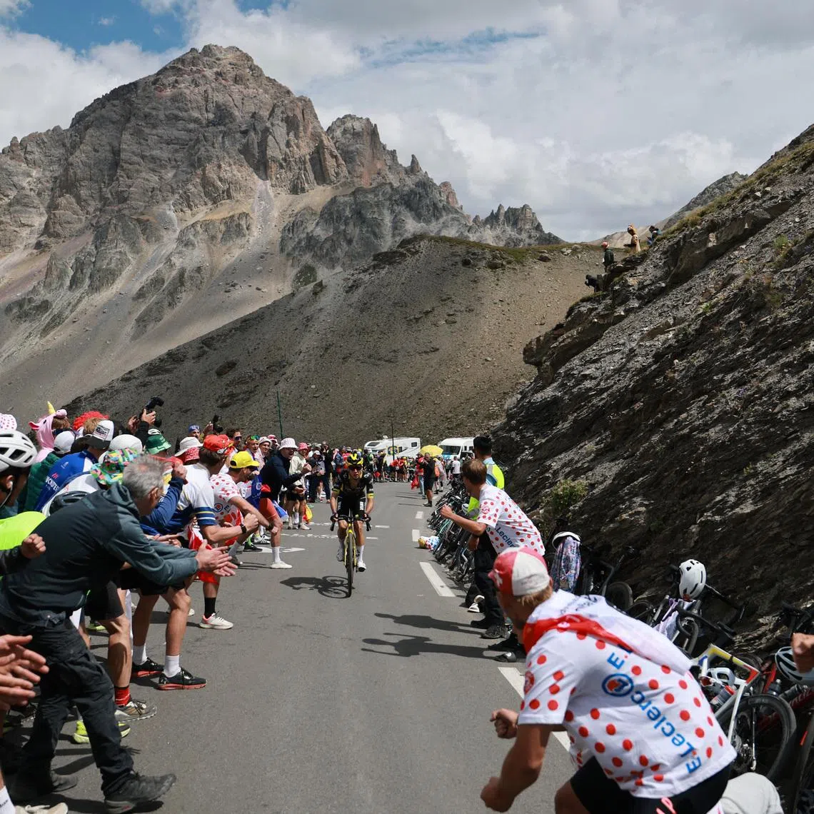 Cycling - Tour de France - Stage 20 - Le Bourg d'Oisans to Alpe d'Huez - Le Bourg d'Oisans, France - July 25, 2026 General view of cyclists in action as spectators cheer during stage 20 REUTERS/Stephanie Lecocq