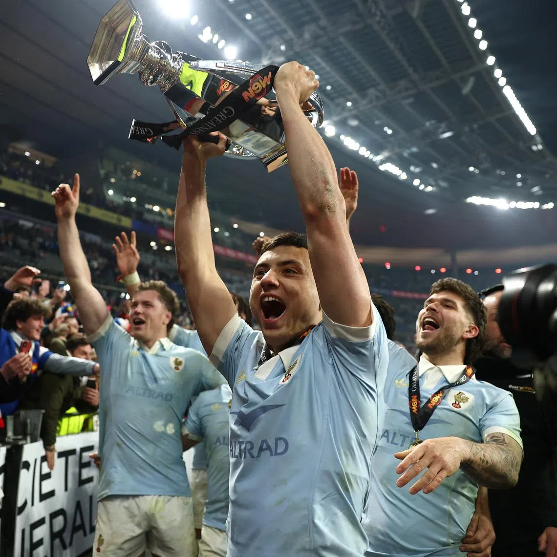 Rugby Union - Six Nations Championship - France v England - Stade de France, Saint-Denis, France - March 14, 2026 France's Louis Bielle-Biarrey celebrates with the Six Nations trophy with teammates after winning the Championship REUTERS/Gonzalo Fuentes