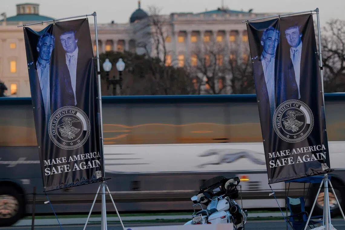 وطن نيوز – “فني سيستمر”: ترامب وإبستين هما عاشقان تيتانيك المنكوبان في الأعمال الفنية في واشنطن العاصمة