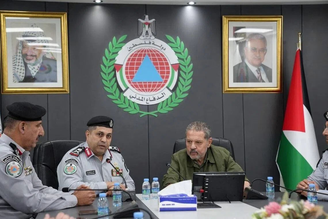 وطن نيوز – يقول مسؤولون إن الزعيم الفلسطيني المسن محمود عباس يعزز صعود ابنه السياسي