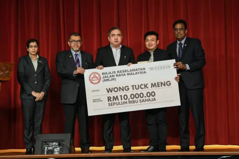 Lorry driver who saved 21 bus passengers honoured at Malaysian Parliament