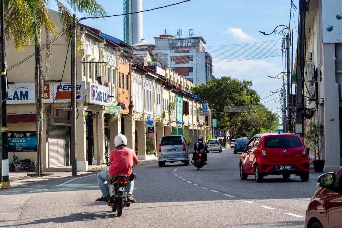 周四下午，关丹老城区繁忙的惹兰勿刹 (Jalan Besar)。