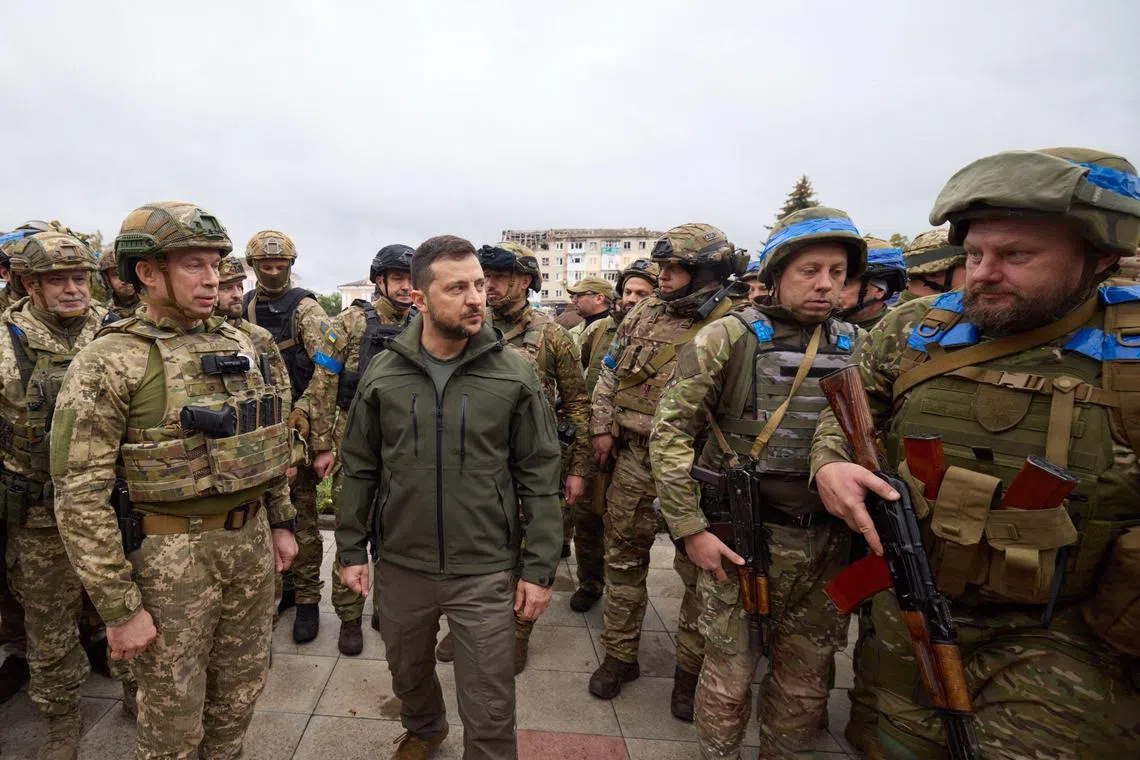 (FILES) This handout picture taken and released by Ukrainian Presidential press-service on September 14, 2022 shows  Ukrainian President Volodymyr Zelensky (R) talking with servicemen during his visit to the de-occupied city of Izyum, Kharkiv region. - The Russian invasion of Ukraine, launched on February 24, 2022, was a transformative moment for the 44-year-old Ukrainian leader, one that catapulted him from embattled leader of a struggling European outlier to a global household name and standard-bearer of opposition to Putin. (Photo by Ukrainian presidential press-service / AFP) / RESTRICTED TO EDITORIAL USE - MANDATORY CREDIT "AFP PHOTO / Ukrainian Presidential press-service" - NO MARKETING NO ADVERTISING CAMPAIGNS - DISTRIBUTED AS A SERVICE TO CLIENTS