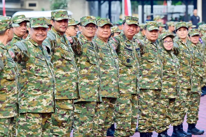 Esta foto tirada e divulgada em 26 de outubro de 2024 pelo Palácio Presidencial da Indonésia mostra o presidente da Indonésia, Prabowo Subianto (C), e ministros de seu gabinete participando de um exercício de marcha durante um retiro na academia militar em Magelang, Java Central. (Foto de Folheto / PALÁCIO PRESIDENCIAL DA INDONÉSIA / AFP) / RESTRITO A USO EDITORIAL - CRÉDITO OBRIGATÓRIO 