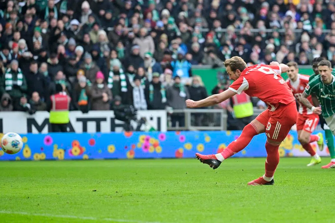 Soccer Football - Bundesliga - Werder Bremen v Bayern Munich - Weserstadion, Bremen, Germany - February 14, 2026 Bayern Munich's Harry Kane scores their first goal from the penalty spot REUTERS/Fabian Bimmer