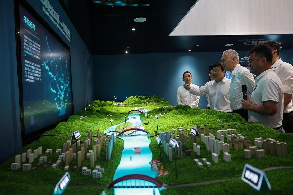 Senior Minister Lee Hsien Loong (centre) with (from left) Beibu Gulf International Port Group general manager Ma Zhengguo and Guangxi Zhuang Autonomous Region People's Government chairman Wei Tao in Nanning, Guangxi, on May 18.